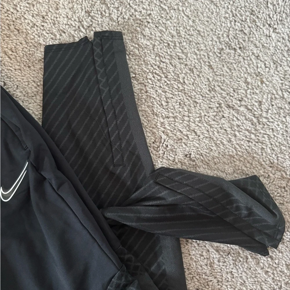 Nike Dri-Fit Sweatpants - Picture 3 of 7